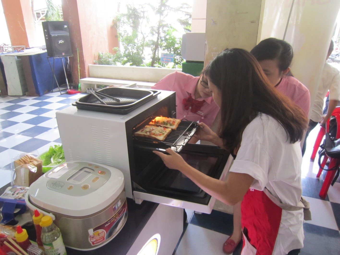 Cách kiểm tra vật dụng dùng được trong lò vi sóng