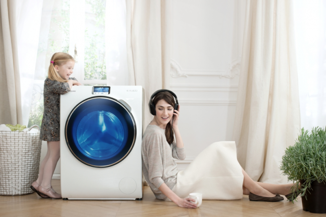 Máy giặt cửa trước giặt áo quần như thế nào?