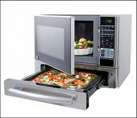 Dùng lò vi sóng làm bánh pizza thơm ngon chiêu đãi cả nhà