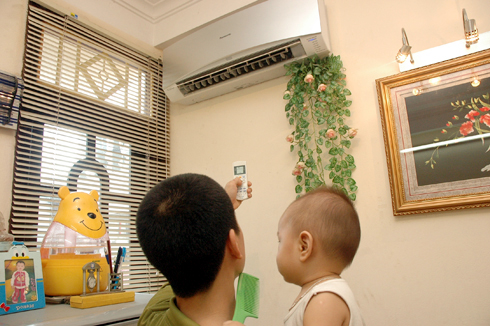 Dùng máy lạnh, quạt điện để con không ốm